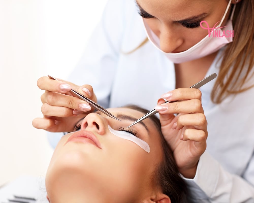everything-you-need-to-know-about-eyelash-extension-kit-wholesale-4
