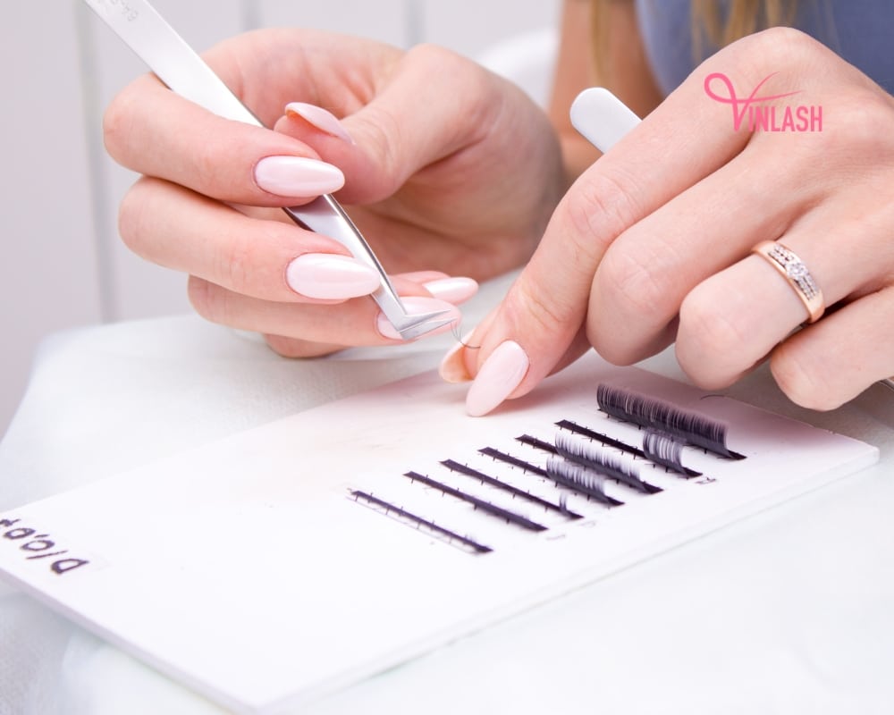 everything-you-need-to-know-about-eyelash-extension-kit-wholesale-6