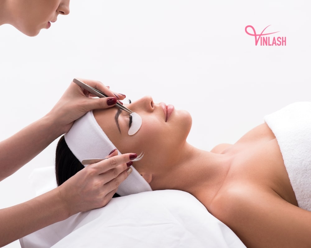 everything-you-need-to-know-about-eyelash-extension-kit-wholesale-8