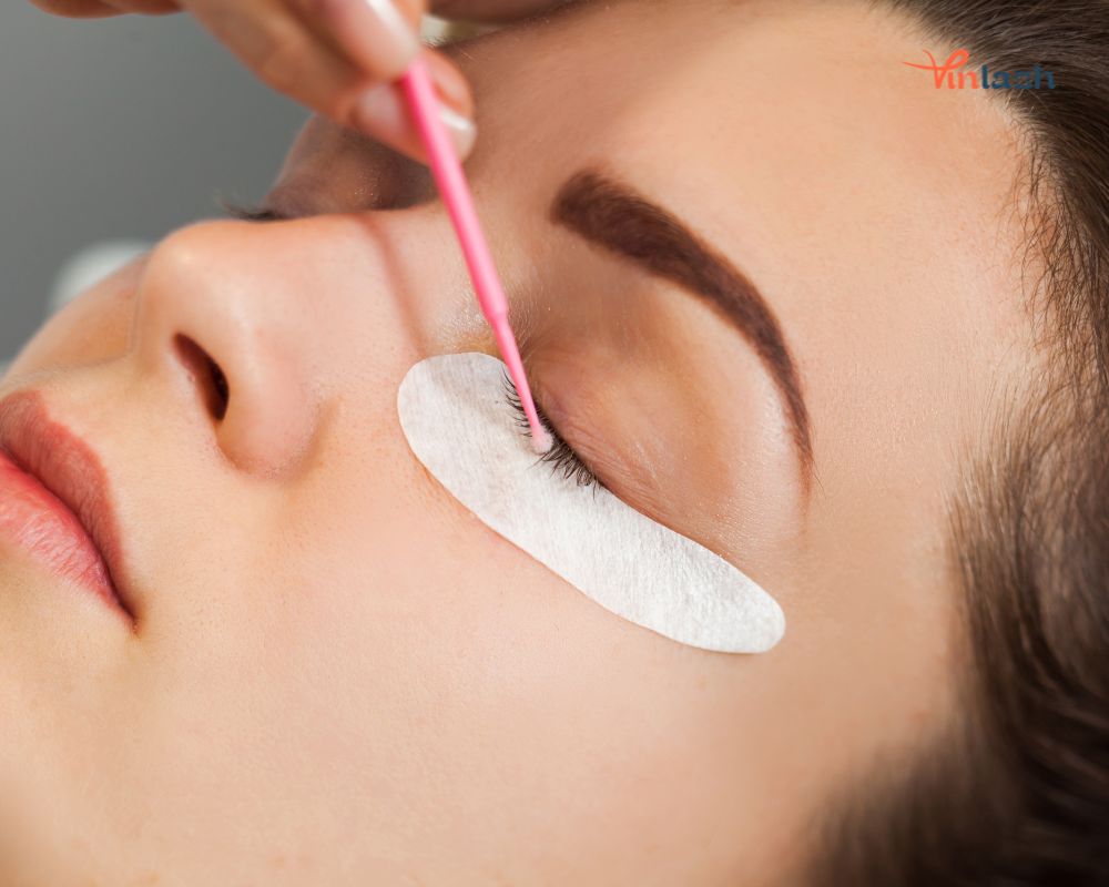 A-comprehensive-guide-to-purchasing-wholesale-lash-glue