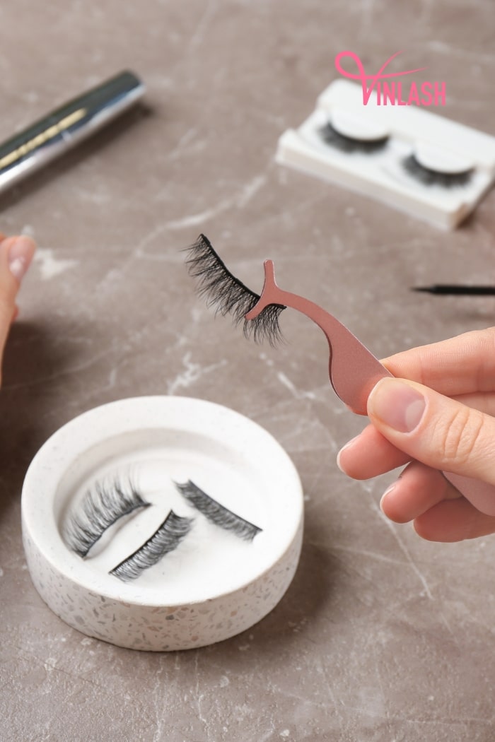 the-art-of-attracting-like-a-magnet-when-engaging-with-magnetic-lash-vendors-10