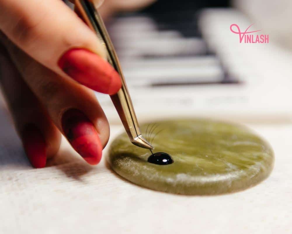 tips-for-lash-businesses-in-choosing-trustworthy-eyelash-glue-manufacturers-6