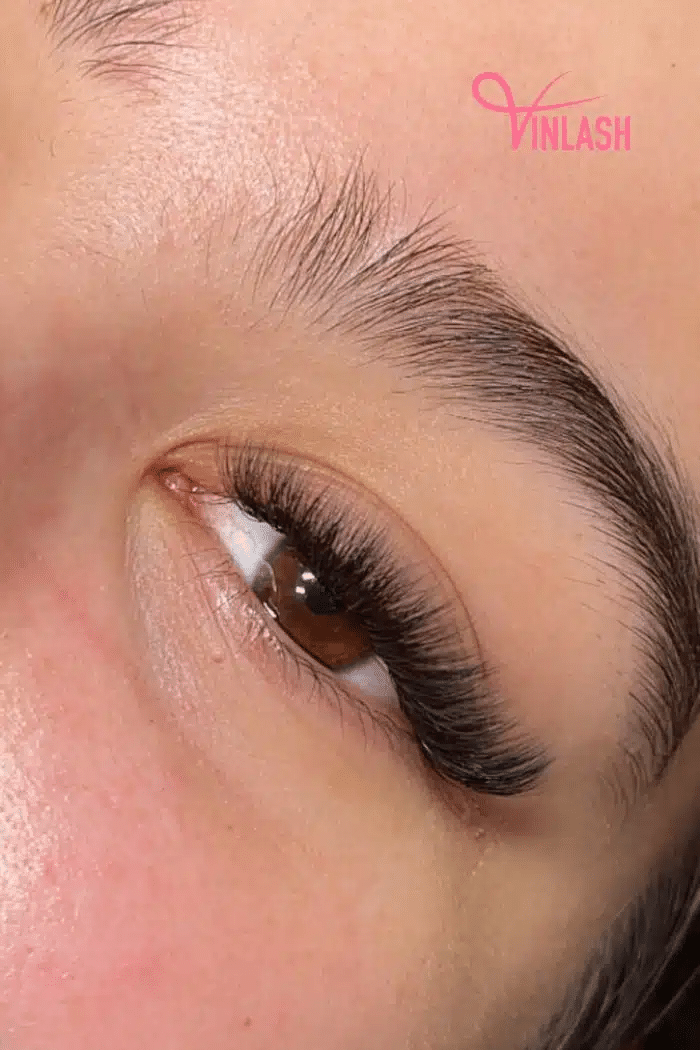 Unique characteristics of hybrid lash extensions