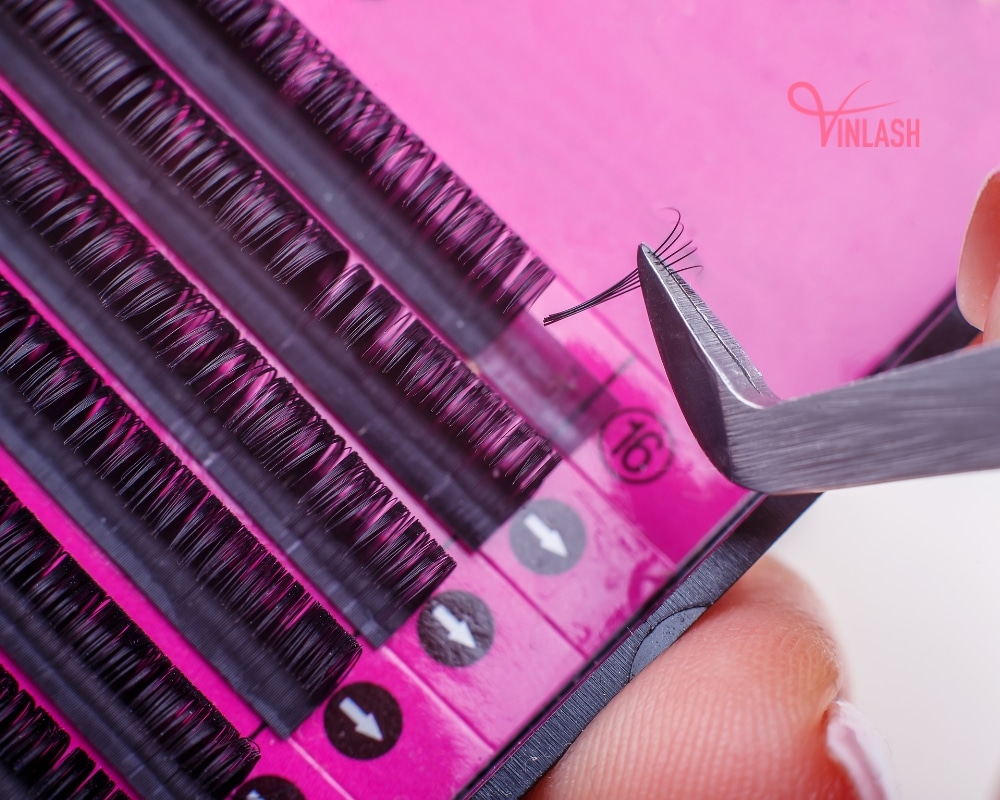 everything-you-need-to-know-about-eyelash-extension-kit-wholesale-9