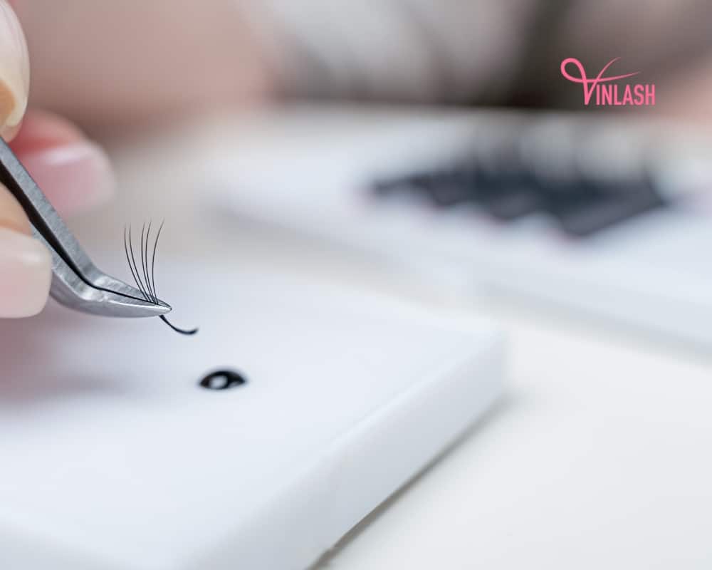 everything-you-need-to-know-about-eyelash-extension-kit-wholesale-5