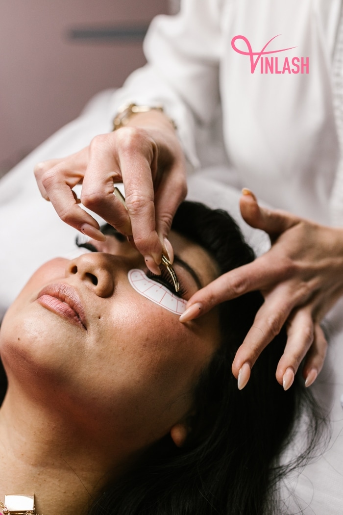 tips-to-save-time-and-money-with-bulk-strip-lashes-for-your-business-5