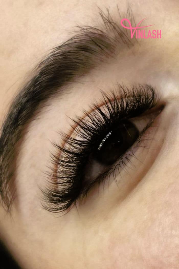 Volume Reverse Cat Eye Lashes