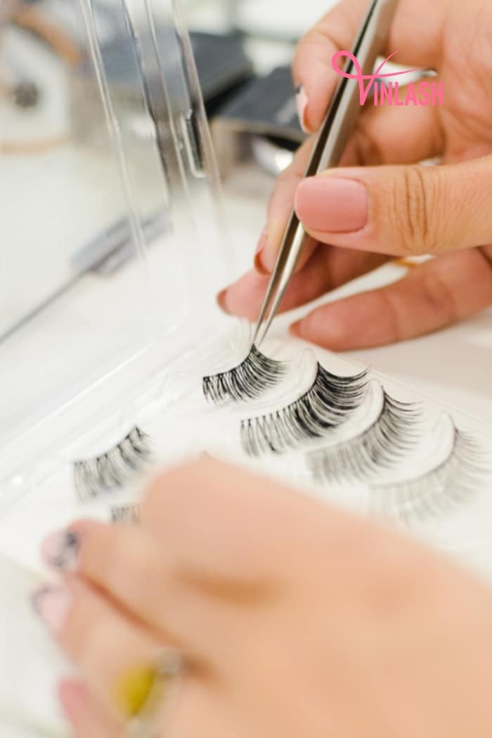 researching-information-about-reputable-house-of-lashes-vendor-4